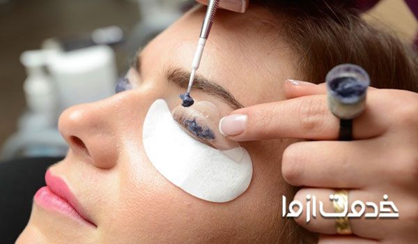 لیفت مژه -گذاشتن پد استلیزه روی چشم برای شروع عمل لیفت مژه
