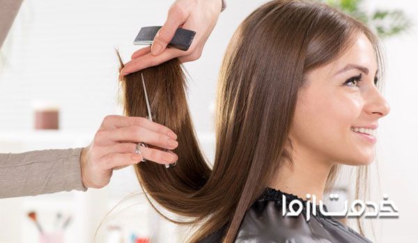یک خانم در حال کوتاه کردن مو