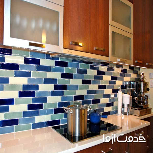 چسباندن کاغذ دیواری روی کاشی