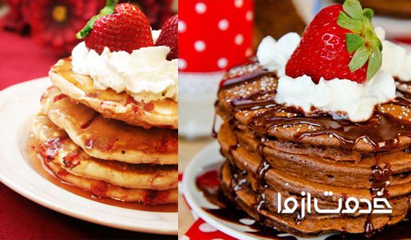 تزیین پنکیک با خامه و توت فرنگی