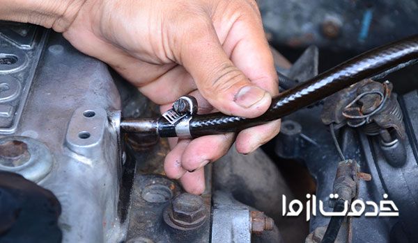 عمل تعویض شیلنگ قدیمی بنزین