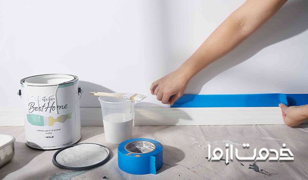 پوشاندن زمین و تمیز کردن قرنیز قبل از رنگ کردن آن