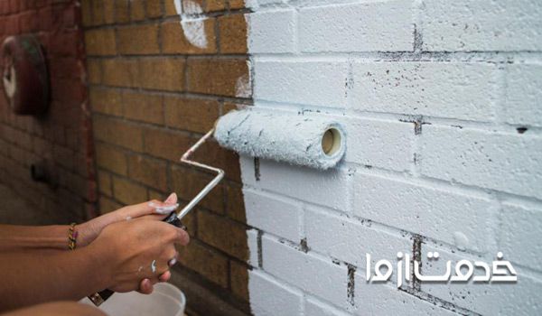رنگ کردن دیوار آجری