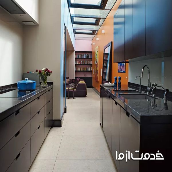 کابینت های مینیمال در آشپزخانه کوچک و باریک