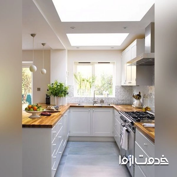 مدل کابینت جادار برای اشپزخانه کوچک با پنجره 