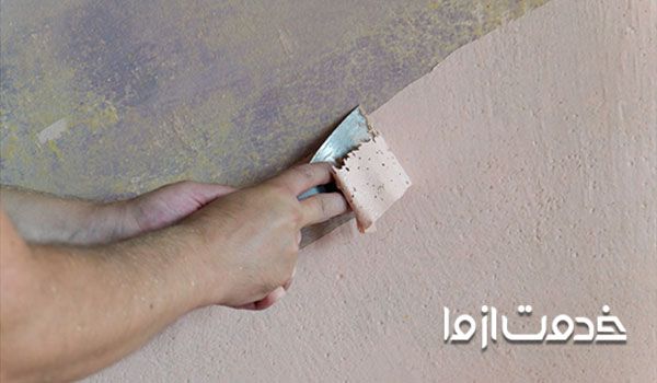 آماده‌سازی دیوار برای  نقاشی ساختمان روی کاغذ دیواری