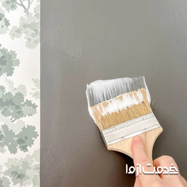 اعمال چسب زیر کار روی دیوار قبل از نصب کاغذ دیواری