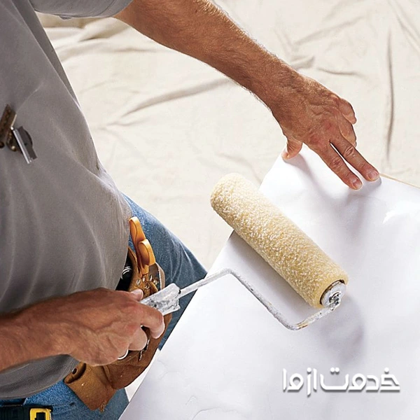 اعمال چسب بر روی کاغذ دیواری