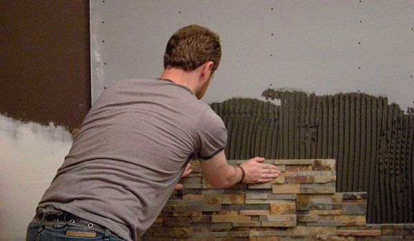 عایق رطوبتی در سطح قبل اجرای سنگ آنتیک