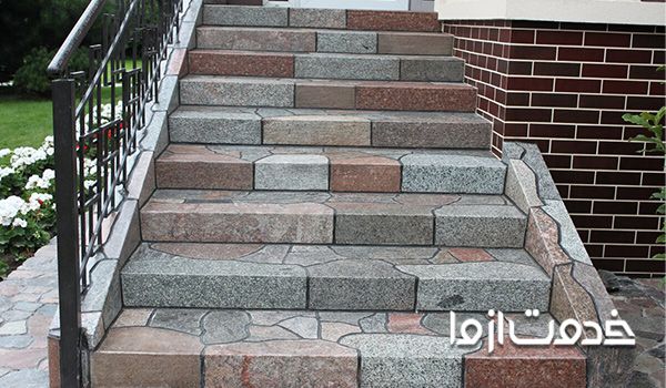 پله سنگی در فضای آزاد ساختمان