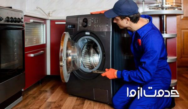 تنظیم شدن پایه‌های جلویی و تراز کردن ماشین لباسشویی