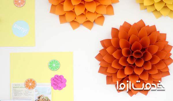 تزیین دیوار با کاغذ رنگی توسط گل‌های قیفی شکل
