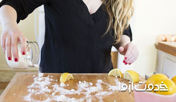 پاک کردن لکه‌های روی تخت برش