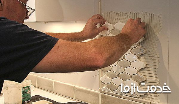 نصب کاشی بین کابینت با چسب روی گچ