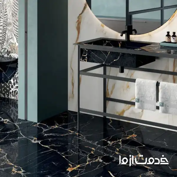 کاشی سرویس بهداشت با طرح کاشی‌های مرمری با رگه‌های طلایی