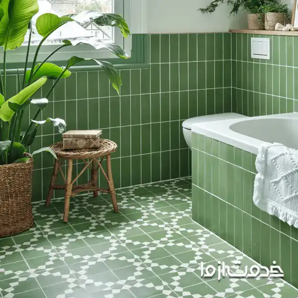 طرح کاشی سرویس بهداشتی با مدل کاشی‌های سبز با الگوهای برگ‌های طبیعی