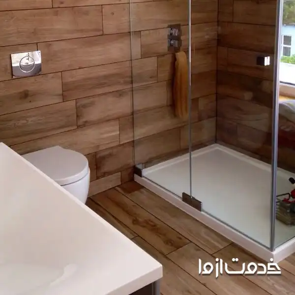کاشی‌های طرح چوب با رنگ‌های طبیعی از مدل کاشی حمام و دستشویی