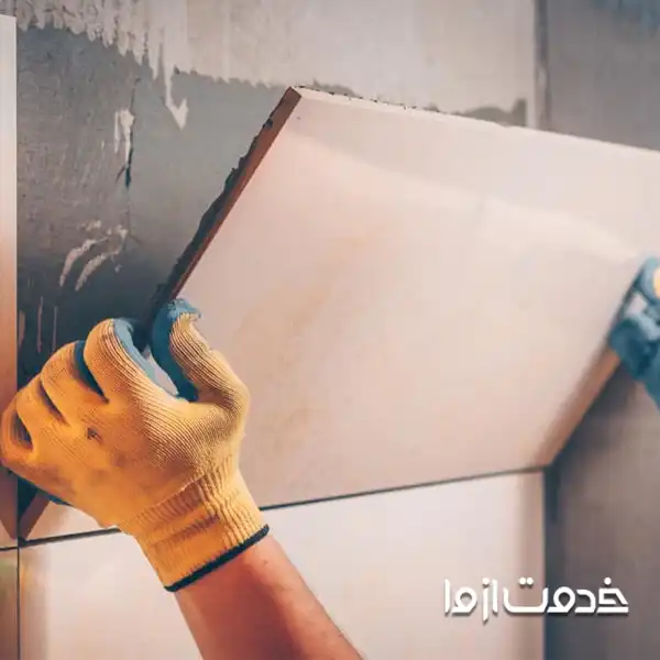 طرز استفاده از چسب کاشی روی دیوار