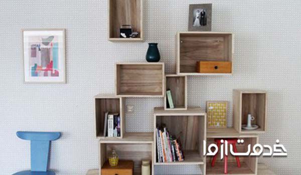قفسه چوبی با وسایل دور ریختنی