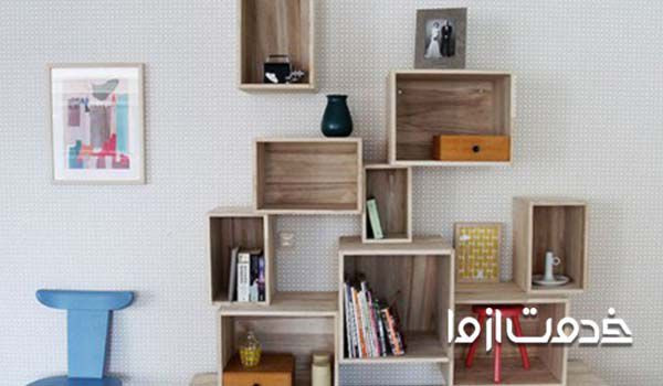 قفسه چوبی با وسایل دور ریختنی