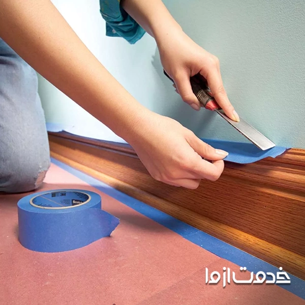 زدن چسب نقاشی برای رنگ کاری ساختمان