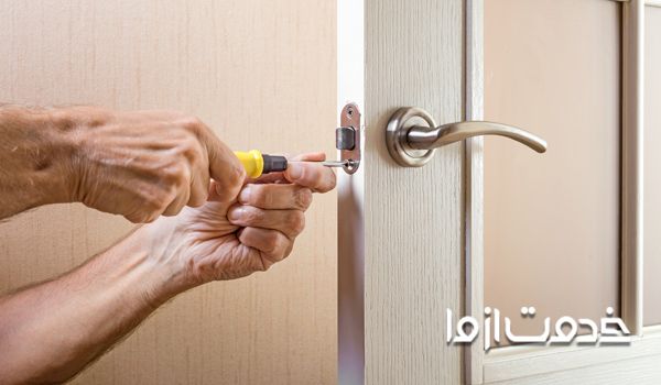 تعمیر درب باد کرده چوبی