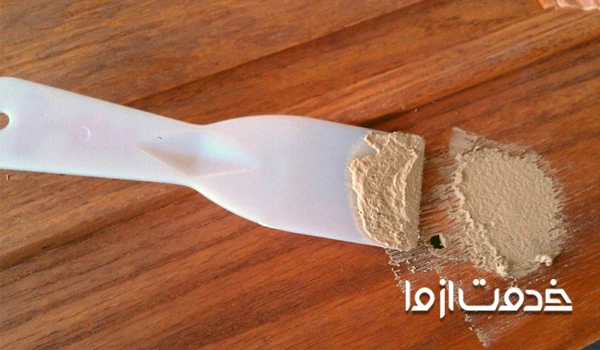 تعمیر پوسیدگی درب چوبی دستشویی با بتونه کاری