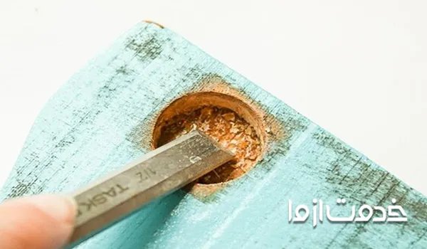 سنباده زدن در تعمیر صندلی چوبی لق