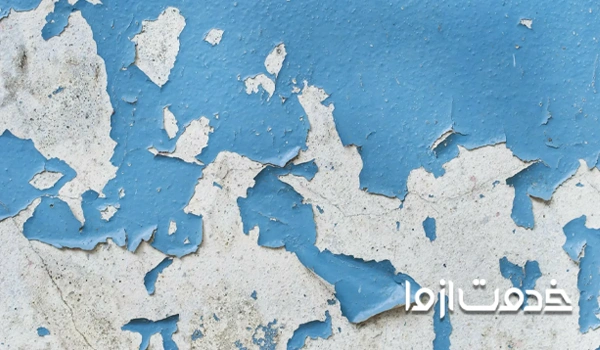پاک کردن رنگ از روی دیوار برای نقاشی خانه قدیمی