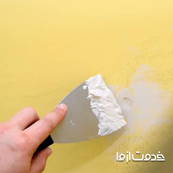 بتونه کاری قبل از رنگ آمیزی خانه قدیمی