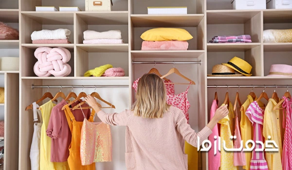طراحی داخل کمد دیواری به شکل سازمان یافته