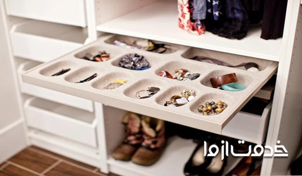 طراحی داخل کمد لباس همراه با محل مخصوص اکسسوری