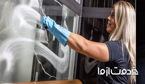 تمیز کردن شیشه ها و آینه آسانسور
