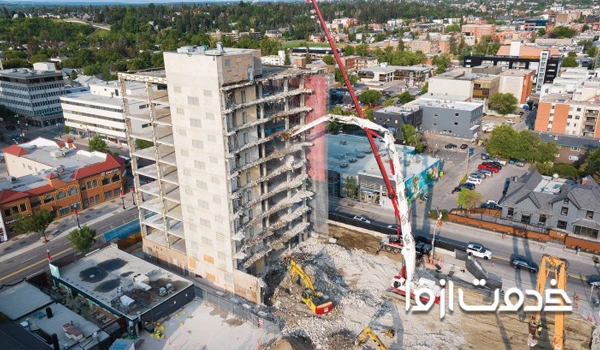 تخریب ساختمان فرسوده با بازوی هیدرولیکی 