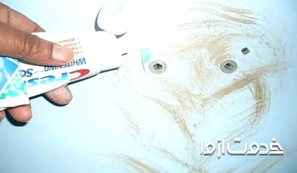  پرکردن جای میخ روی دیوار با خمیر دندان