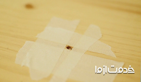 مخفی کردن جای سوراخ میخ روی دیوار چوبی