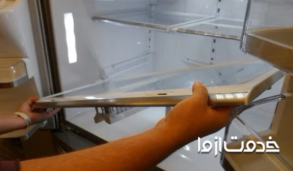 خارج کردن طبقات یخچال برای شستشو