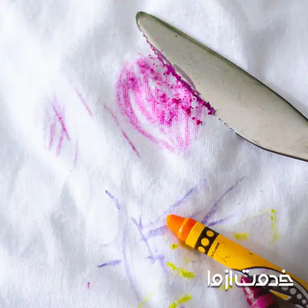 روش پاک کردن لکه مداد شمعی از روی مبل