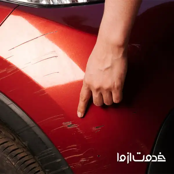 لیسه گیری خودرو قرمز رنگ