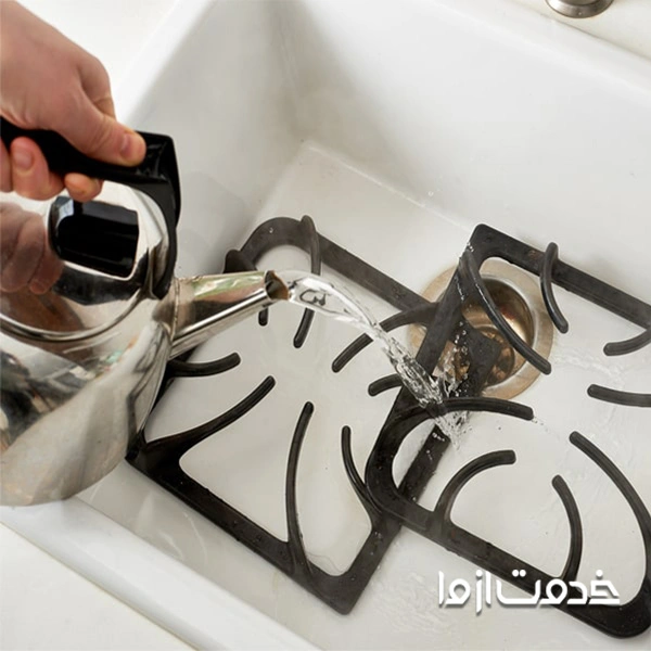 تمیز کردن چدن گاز با آب جوش