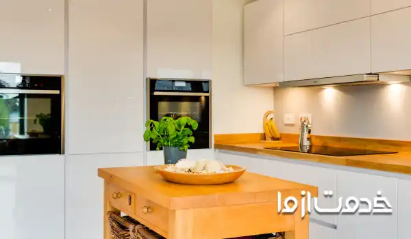 ترکیب کابینت سفید هایگلاس با طرح چوب