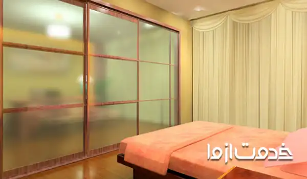 ترکیب رنگ کمد دیواری چوب و آینه اتاق خواب