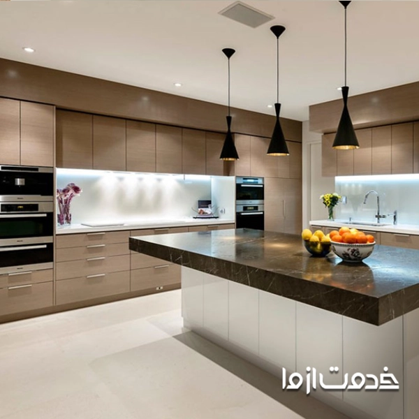 آشپزخانه بزرگ با کمدهای مدرن