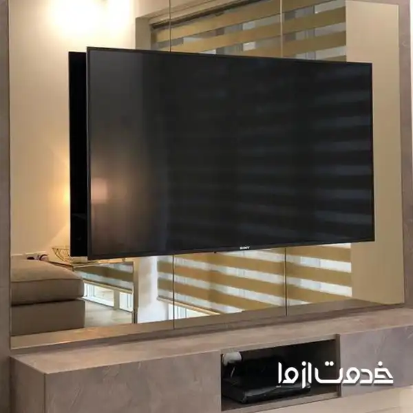 آینه با نورپردازی ال ای دی در دکوراسیون دیوار پشت تلویزیون