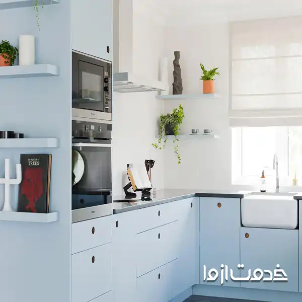 تاثیر رنگ آبی روشن در کابینت آشپزخانه کوچک
