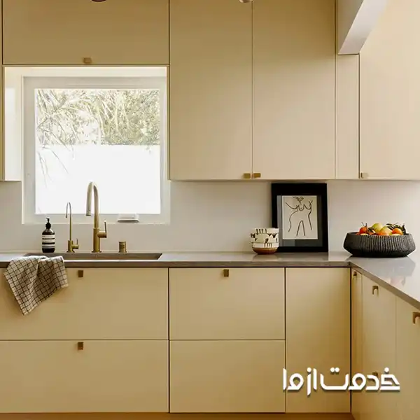 رنگ کرم برای کابینت آشپزخانه کوچک