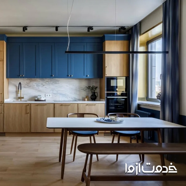 دکور داخلی یک آشپزخانه مدرن با پنجره و کابینت های دو رنگ