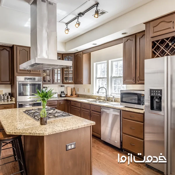 آشپزخانه بزرگ با کابینت چوبی و پنجره