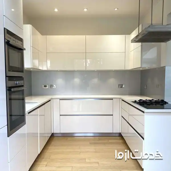 کابینت‌های با سطوح براق و صیقلی، در مدل کابینت آشپزخانه دو طرف