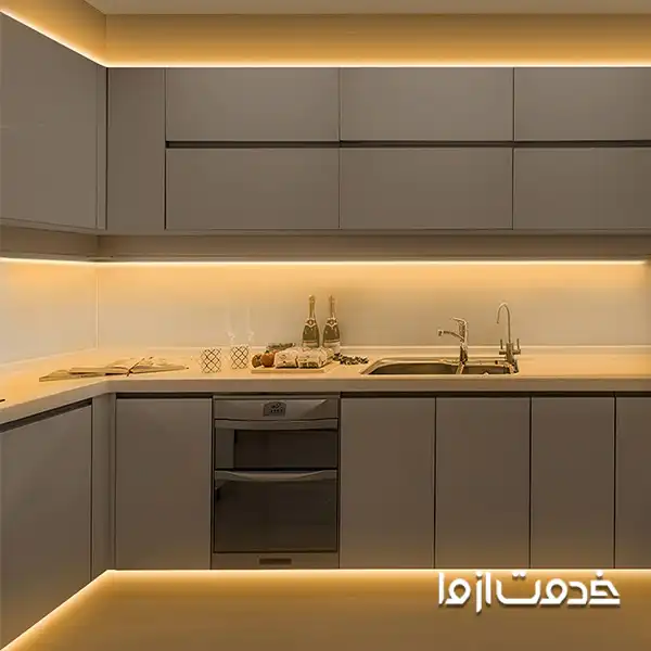 نورهای LED مخفی زیر کابینت‌های بالایی طرح کابینت دوطرفه